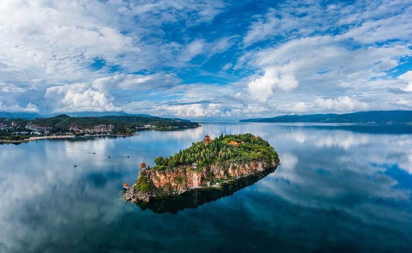 抚仙湖孤山岛湖景