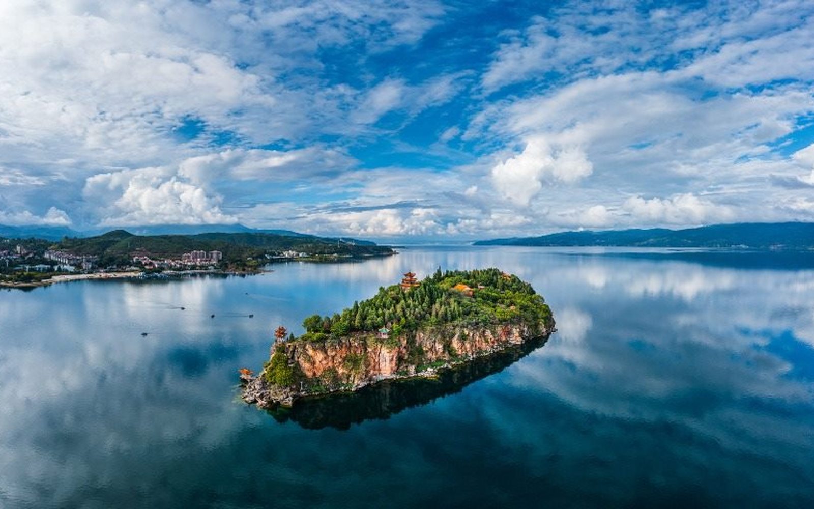 抚仙湖孤山岛湖景