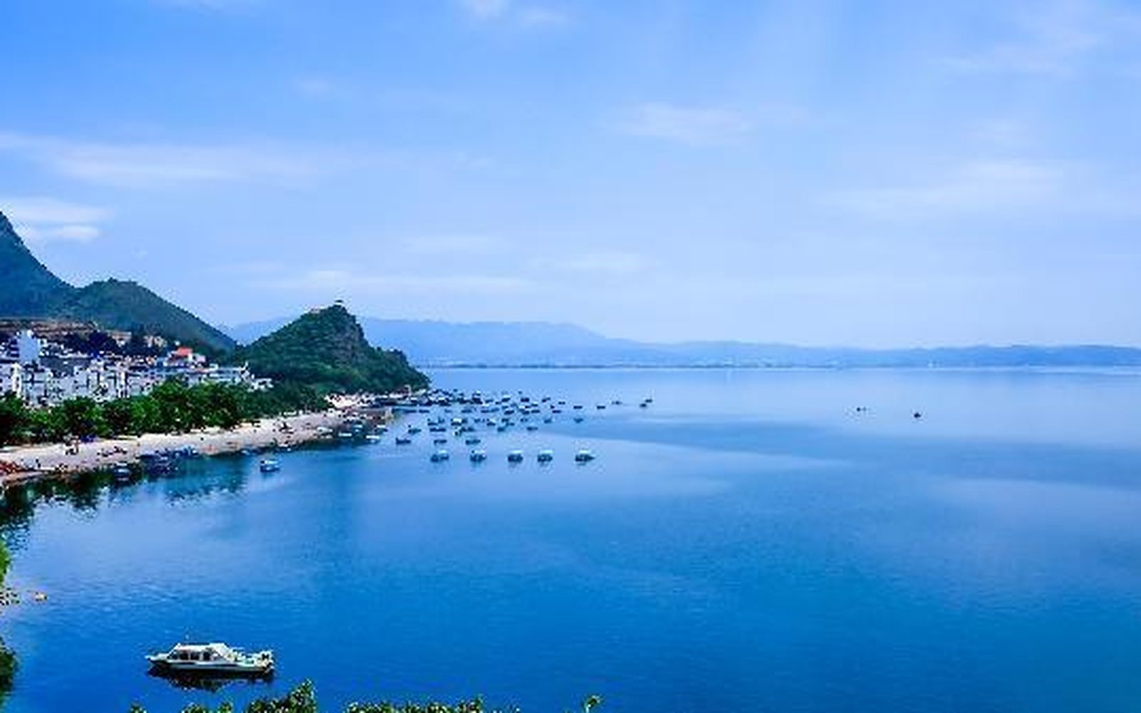 抚仙湖湖岸远山